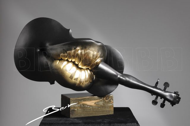 Beeld in de vorm van een viool, met daarop een mond, sculpture of a violin with a mouth
